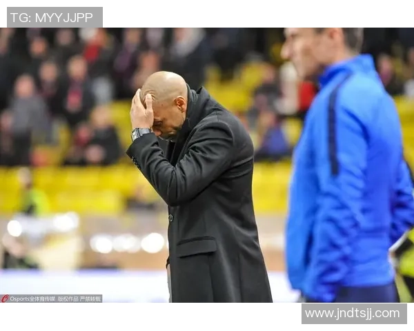 足球球星深蹲训练卡通画展现力量与技巧的完美结合